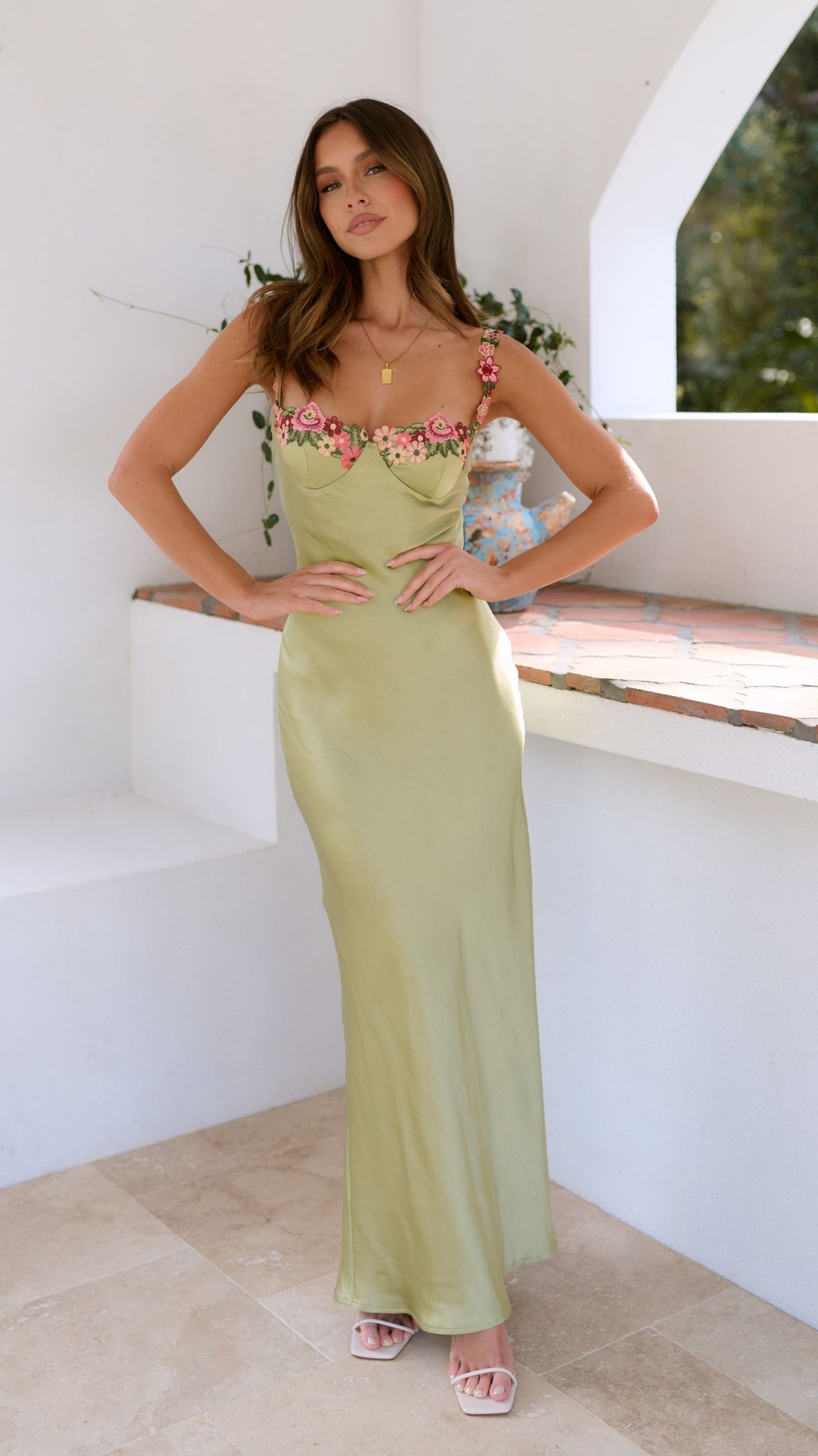 Maxi dress for women with floral pattern, spaghetti straps and U-neck