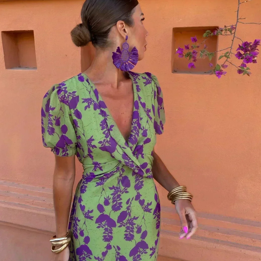 Summer maxi dress for women with floral pattern and V-neck