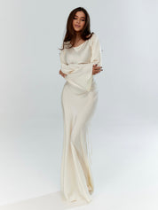 Women's maxi dress with long sleeves and flared skirt