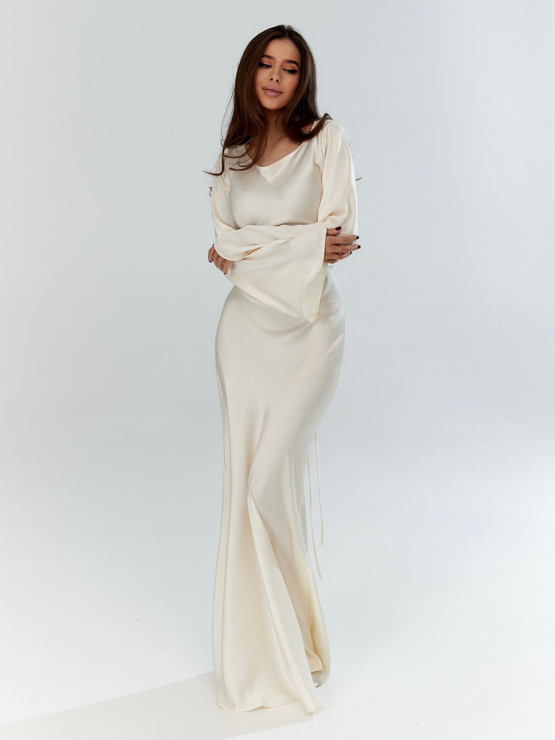 Women's maxi dress with long sleeves and flared skirt