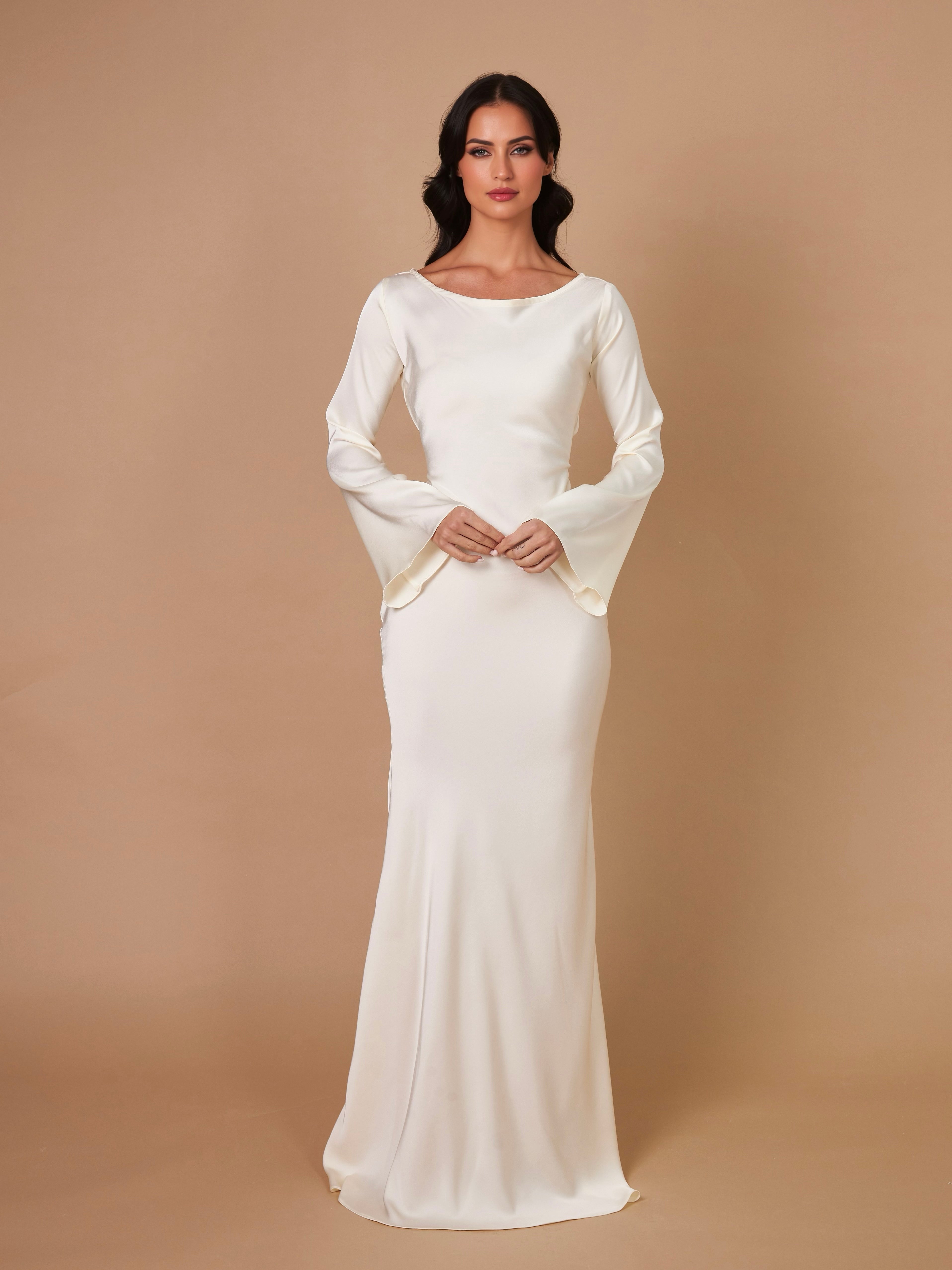 Women's maxi dress with long sleeves and flared skirt
