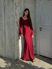 Women's maxi dress with long sleeves and flared skirt