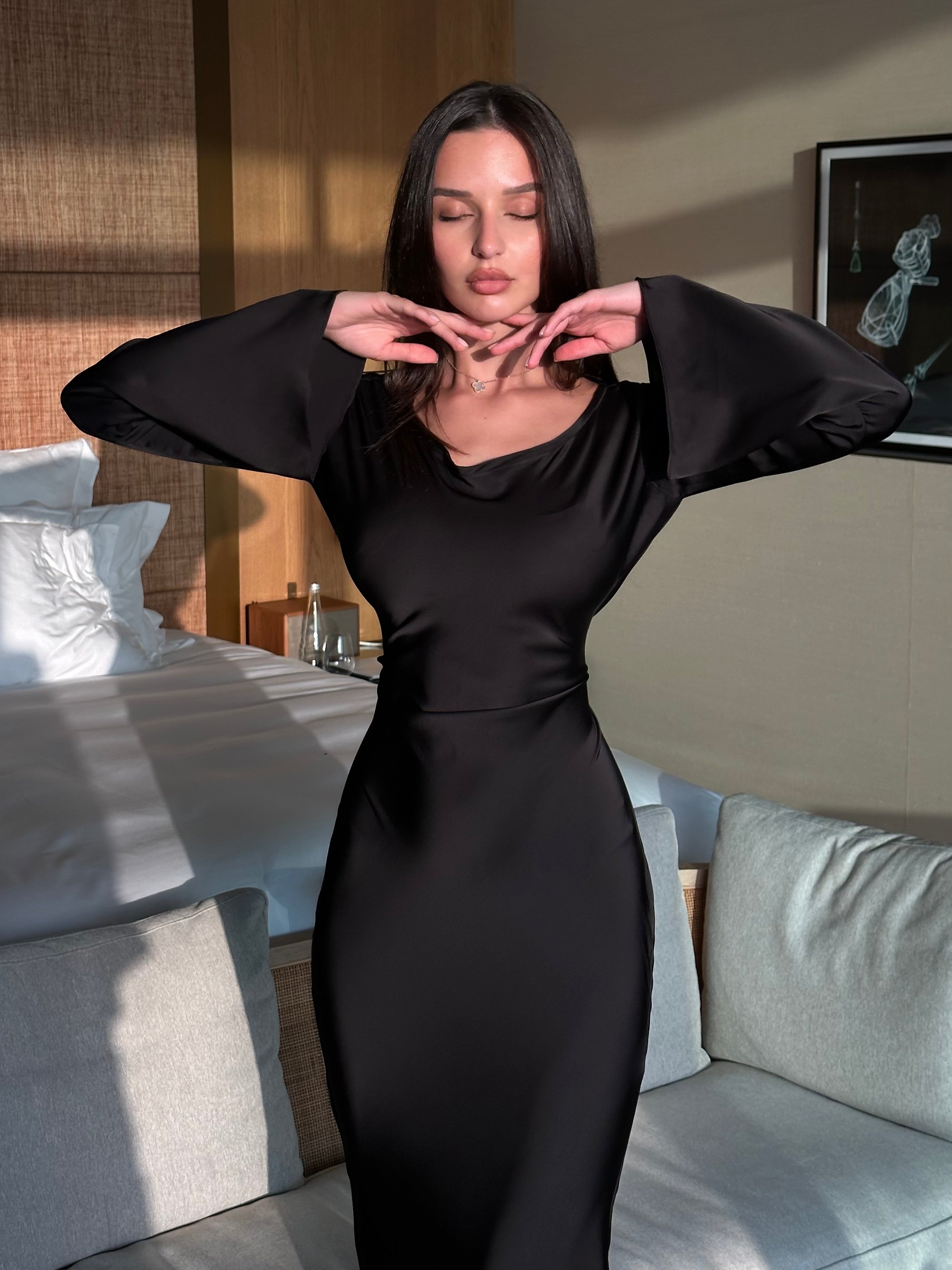 Women's maxi dress with long sleeves and flared skirt