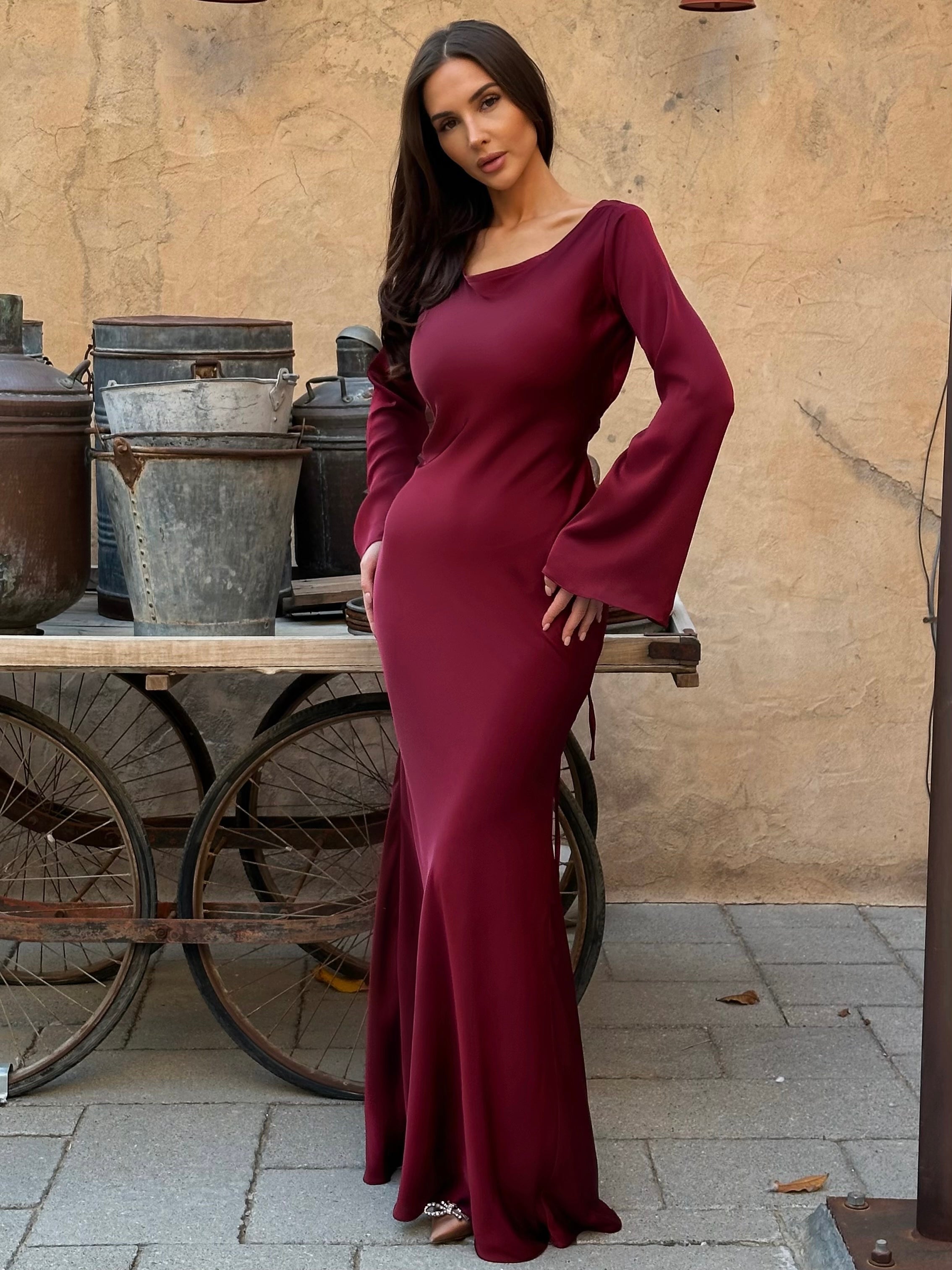 Women's maxi dress with long sleeves and flared skirt