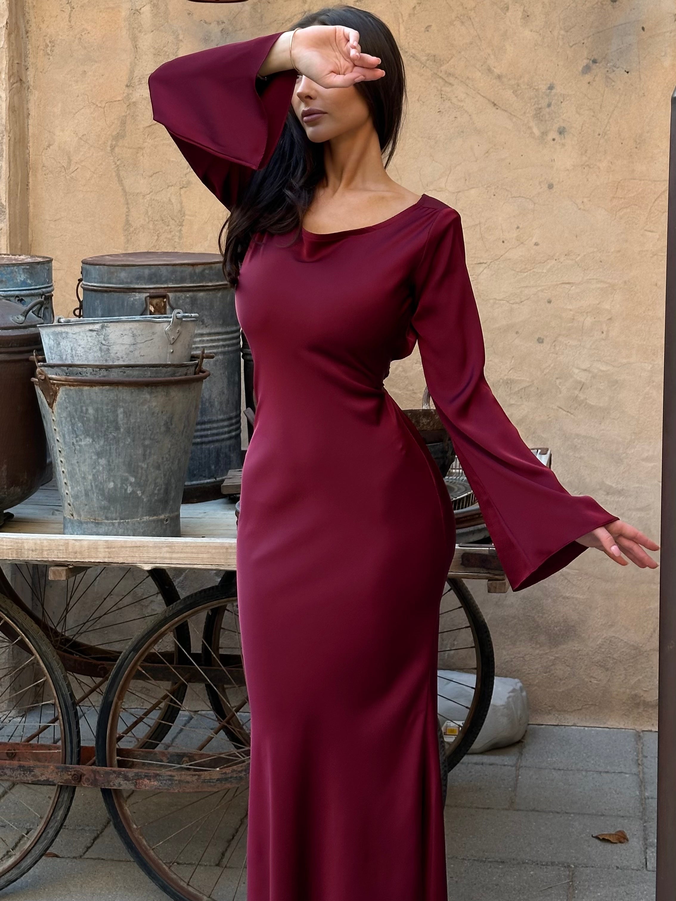 Women's maxi dress with long sleeves and flared skirt