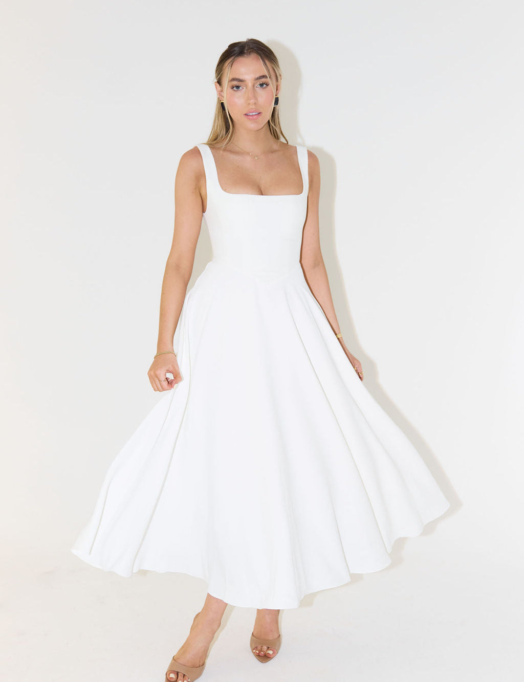 Damen-Midikleid_mit_eckigem_Ausschnitt_und_rmellosem_Design.jpg