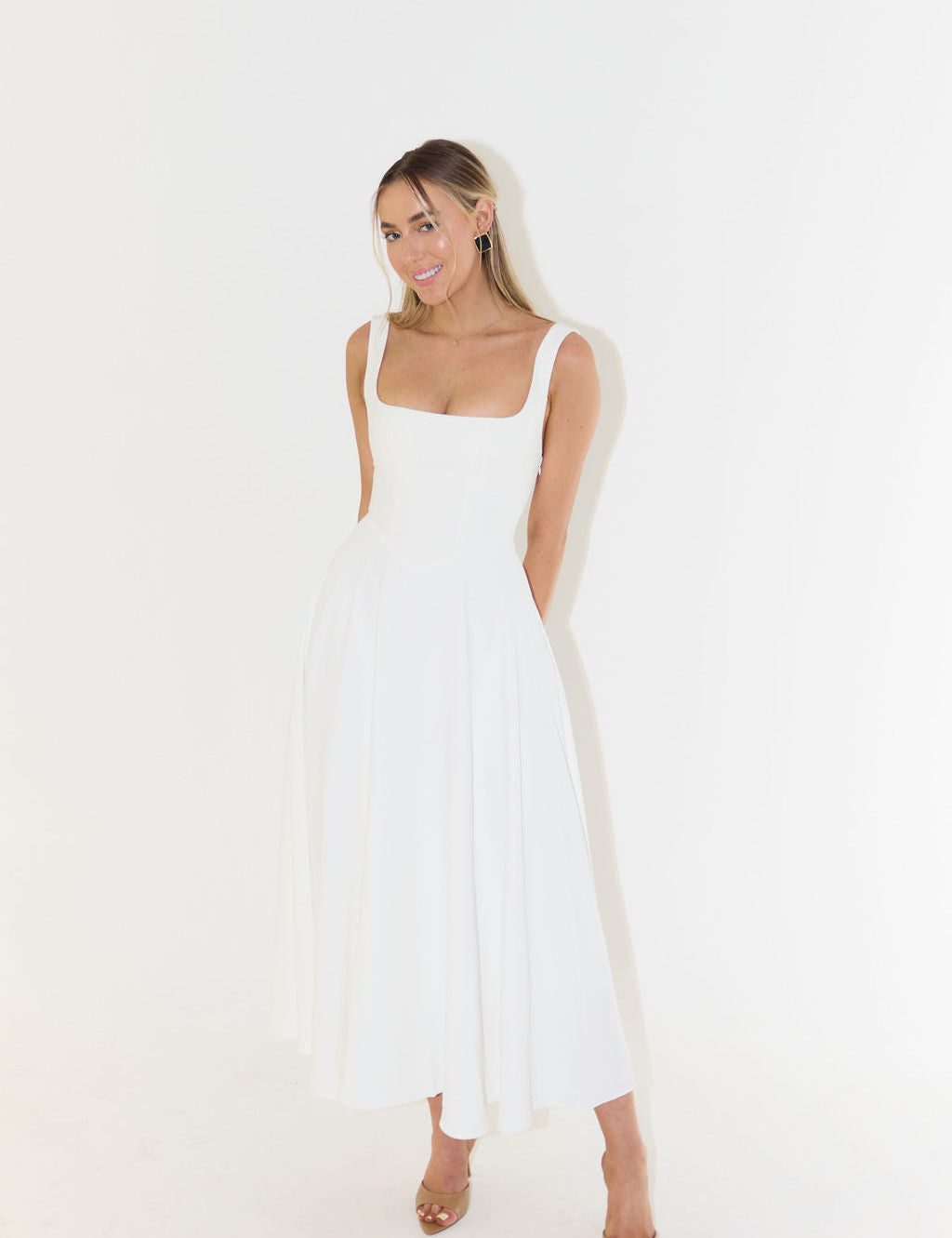 Damen-Midikleid_mit_eckigem_Ausschnitt_und_rmellosem_Design_a.jpg