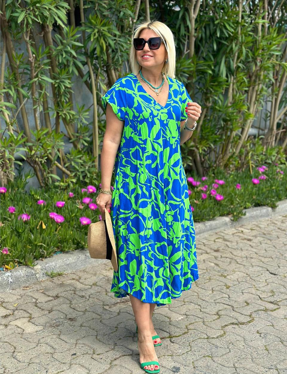 Frauen_Blumenkleid_mit_V_Ausschnitt_und_kurzen_Armeln__3.jpg