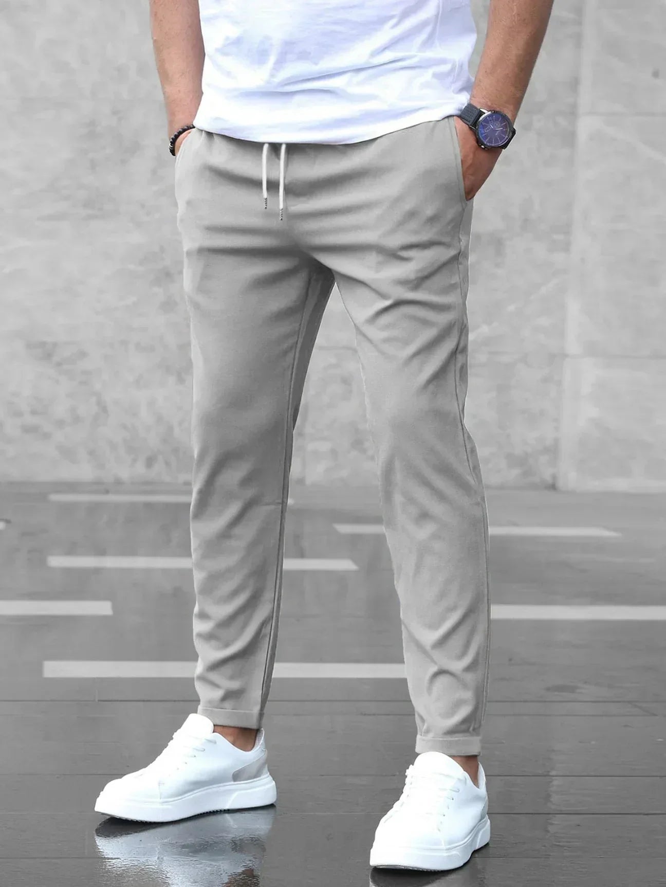 Konisch zulaufende Herren-Stretchhose mit Kordelzugbund und Taschen