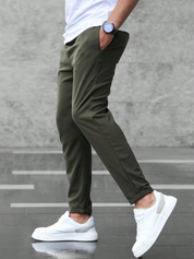 Konisch zulaufende Herren-Stretchhose mit Kordelzugbund und Taschen