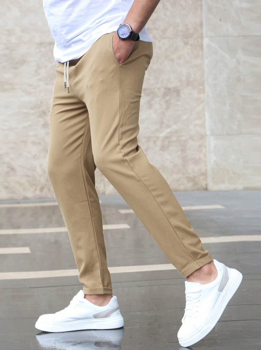 Konisch zulaufende Herren-Stretchhose mit Kordelzugbund und Taschen