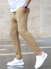 Konisch zulaufende Herren-Stretchhose mit Kordelzugbund und Taschen