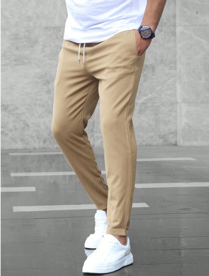 Konisch zulaufende Herren-Stretchhose mit Kordelzugbund und Taschen