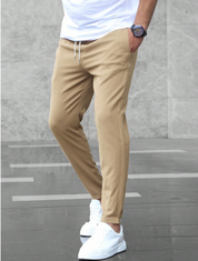 Konisch zulaufende Herren-Stretchhose mit Kordelzugbund und Taschen