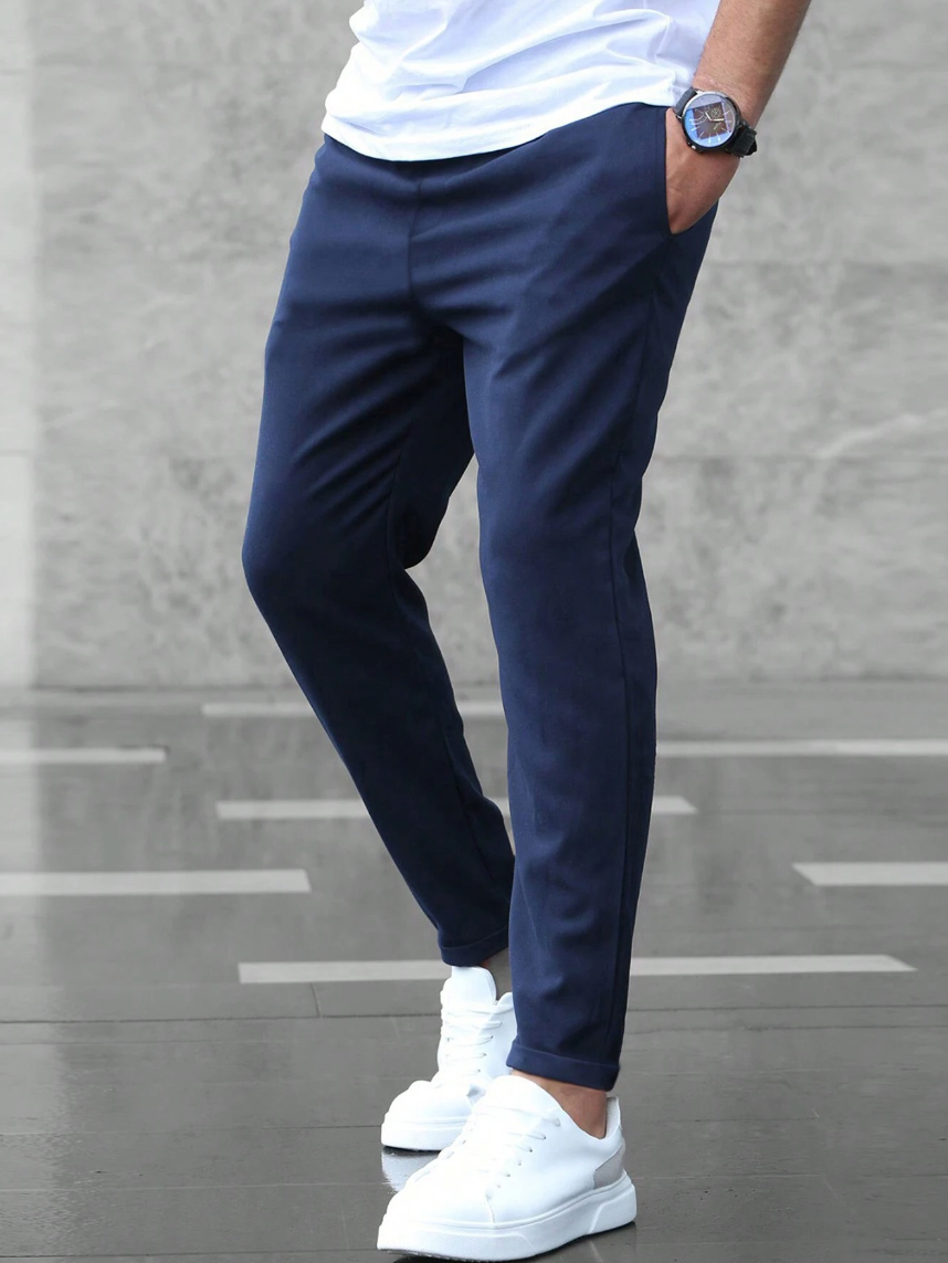 Konisch zulaufende Herren-Stretchhose mit Kordelzugbund und Taschen