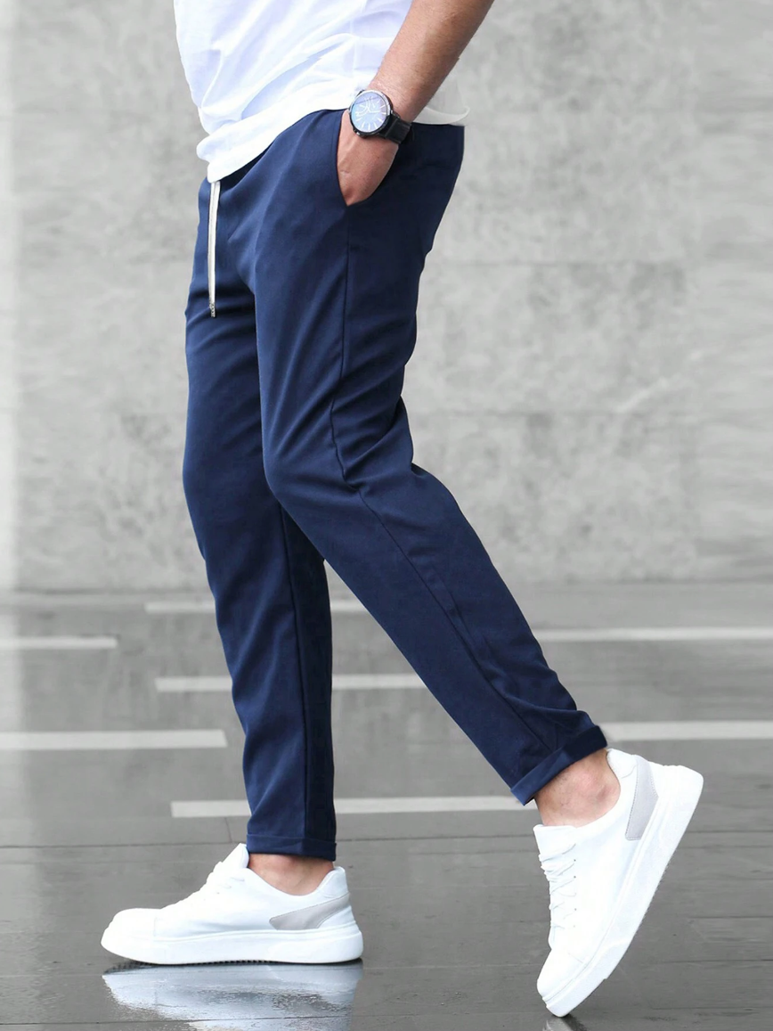 Konisch zulaufende Herren-Stretchhose mit Kordelzugbund und Taschen