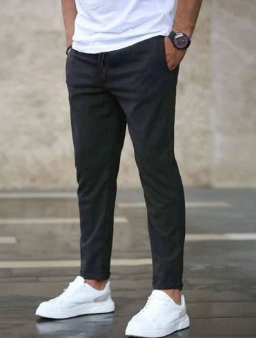 Konisch zulaufende Herren-Stretchhose mit Kordelzugbund und Taschen