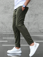Konisch zulaufende Herren-Stretchhose mit Kordelzugbund und Taschen