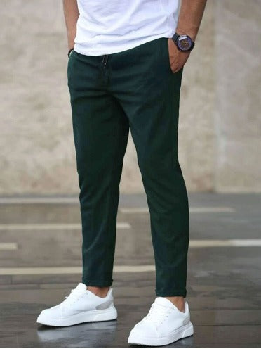 Konisch zulaufende Herren-Stretchhose mit Kordelzugbund und Taschen