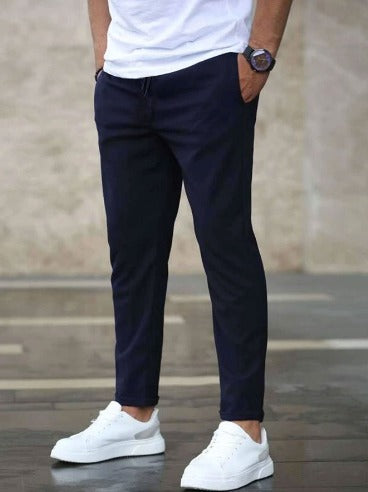 Konisch zulaufende Herren-Stretchhose mit Kordelzugbund und Taschen