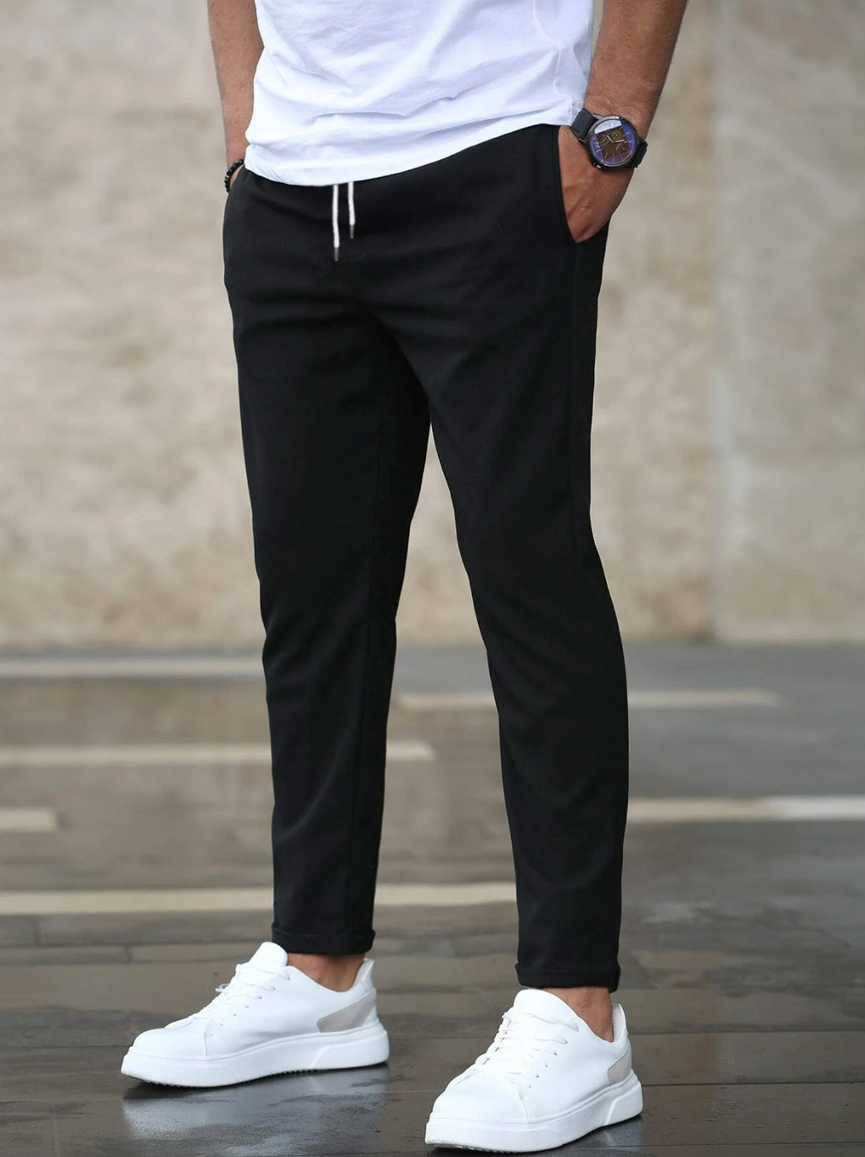 Konisch zulaufende Herren-Stretchhose mit Kordelzugbund und Taschen