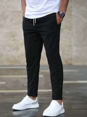 Konisch zulaufende Herren-Stretchhose mit Kordelzugbund und Taschen