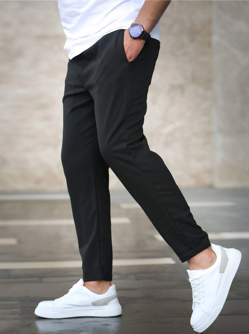Konisch zulaufende Herren-Stretchhose mit Kordelzugbund und Taschen