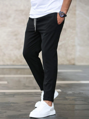 Konisch zulaufende Herren-Stretchhose mit Kordelzugbund und Taschen