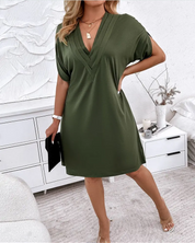 Short-sleeved dress with a V-neck for the warmer seasons