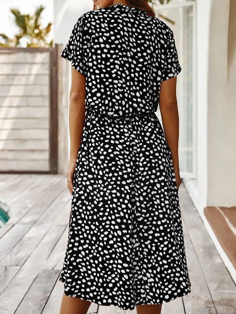 Women's short-sleeved dress with a round neckline and stitched hem