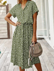 Women's short-sleeved dress with a round neckline and stitched hem