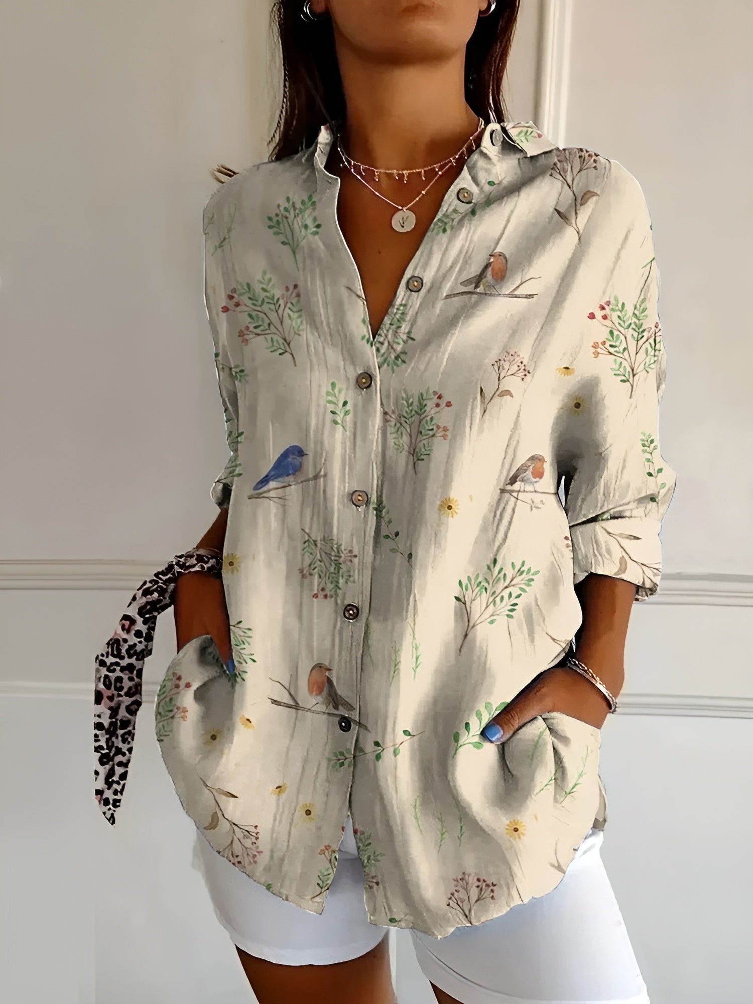Long-sleeved women's blouse with floral pattern for spring and summer
