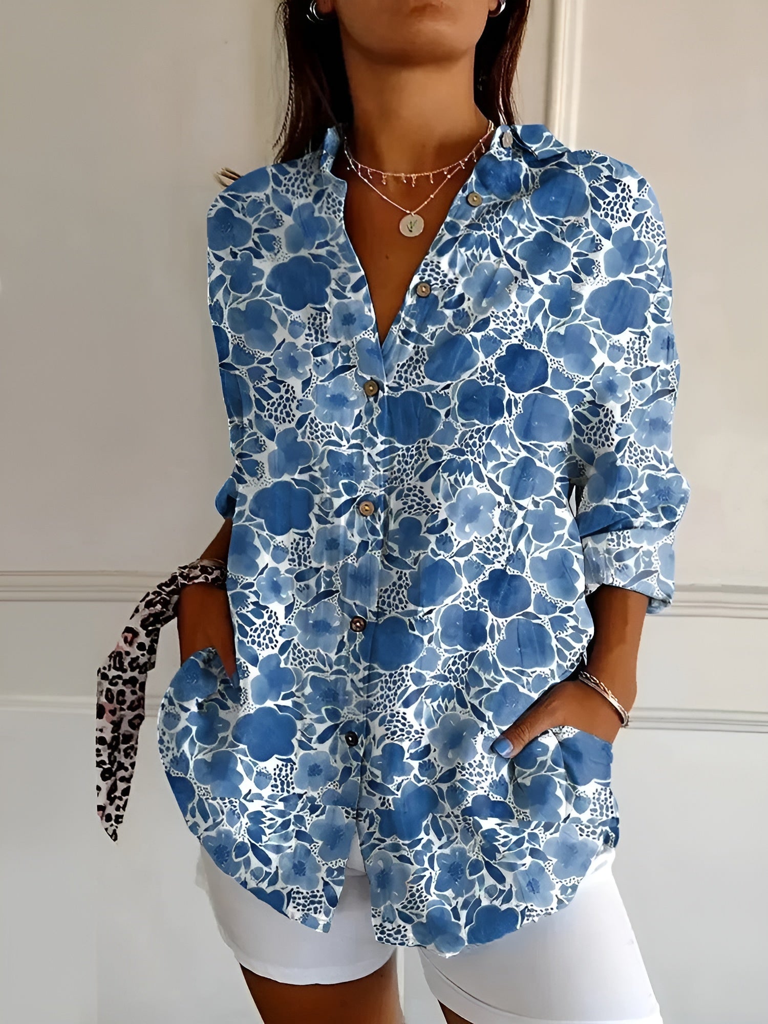 Long-sleeved women's blouse with floral pattern for spring and summer
