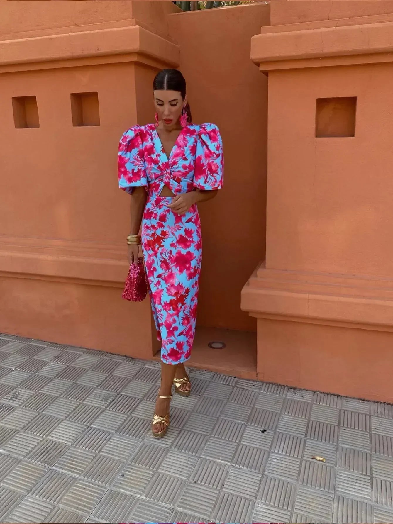 Women's midi dress with puff sleeves, figure-hugging cut and twisted waist