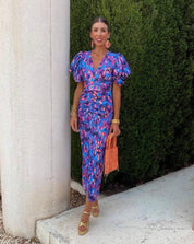Women's midi dress with puff sleeves, figure-hugging cut and twisted waist