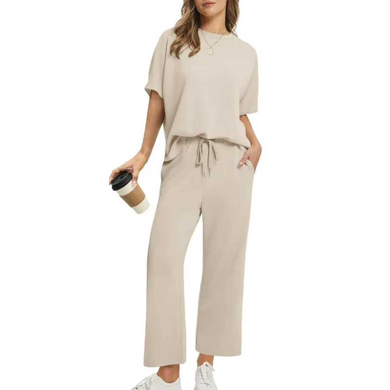 Zweiteiliges_Damenset_mit_Oberteil_und_Hose_1_1.png