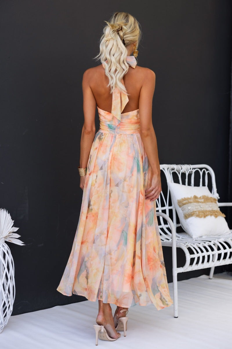 Maxi dress for women with floral pattern and halter neckline made of chiffon blend fabric