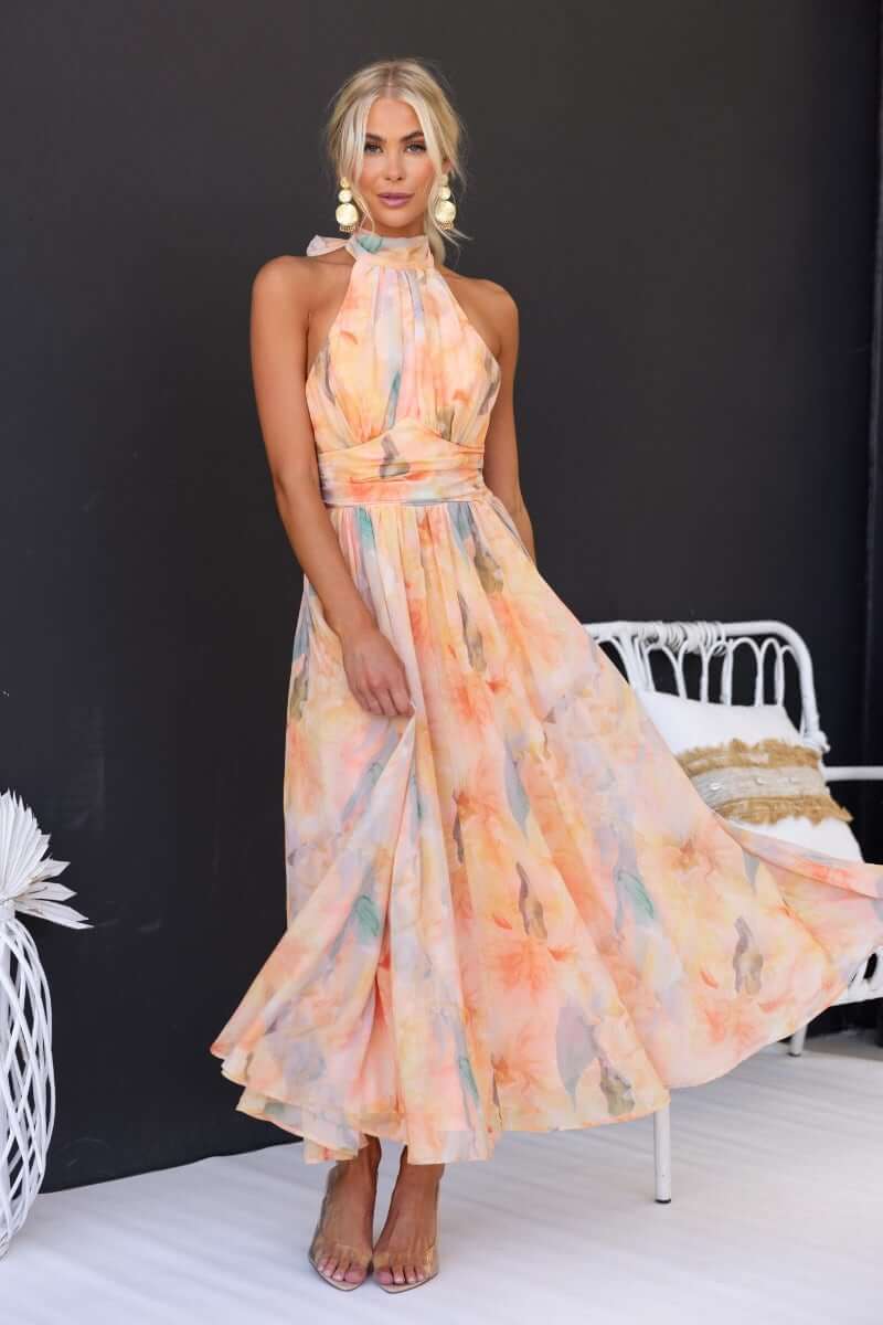 Maxi dress for women with floral pattern and halter neckline made of chiffon blend fabric