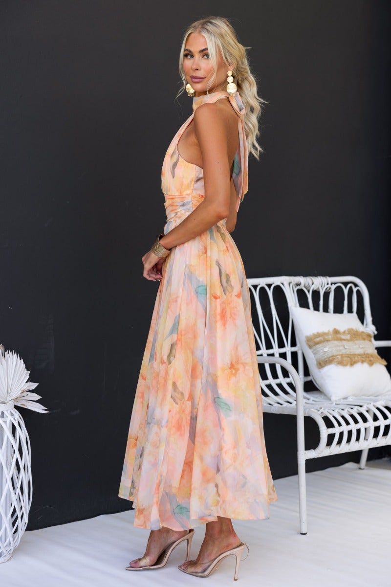 Maxi dress for women with floral pattern and halter neckline made of chiffon blend fabric